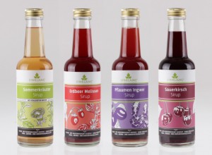 Gestaltung der Etiketten für Sirups des Herstellers Einklang Feinkost: Sommerkräuter, Erdbeer Sirup, Pflaumen Sirup, Sauerkirsch Sirup
